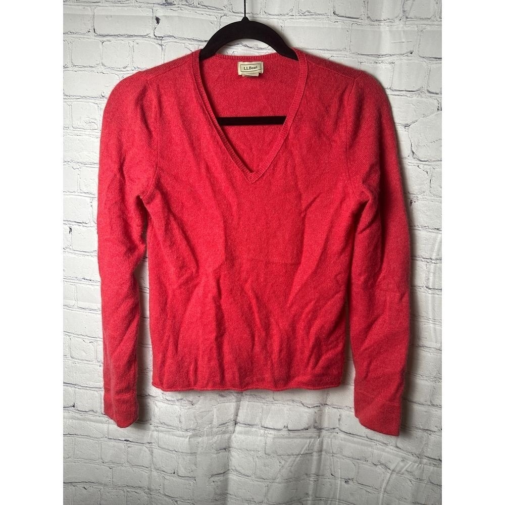 L.L.Bean Classic fuschia Red V-Neck CASHMERE Sweater Cozy Casual Comfort XS REG